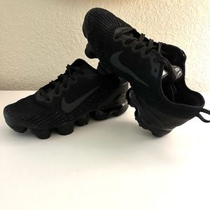 Women’s 7.5 Nike Vapor Max’s